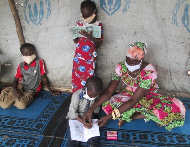 scuola in un campo rifugiati Ciad